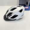 B79 ABUS Stadthelm Aduro 2.0 – uniwersalny kask rowerowy z oświetleniem – sportowy design do ruchu miejskiego – dla kobiet i mężczyzn – srebrny, rozmiar L