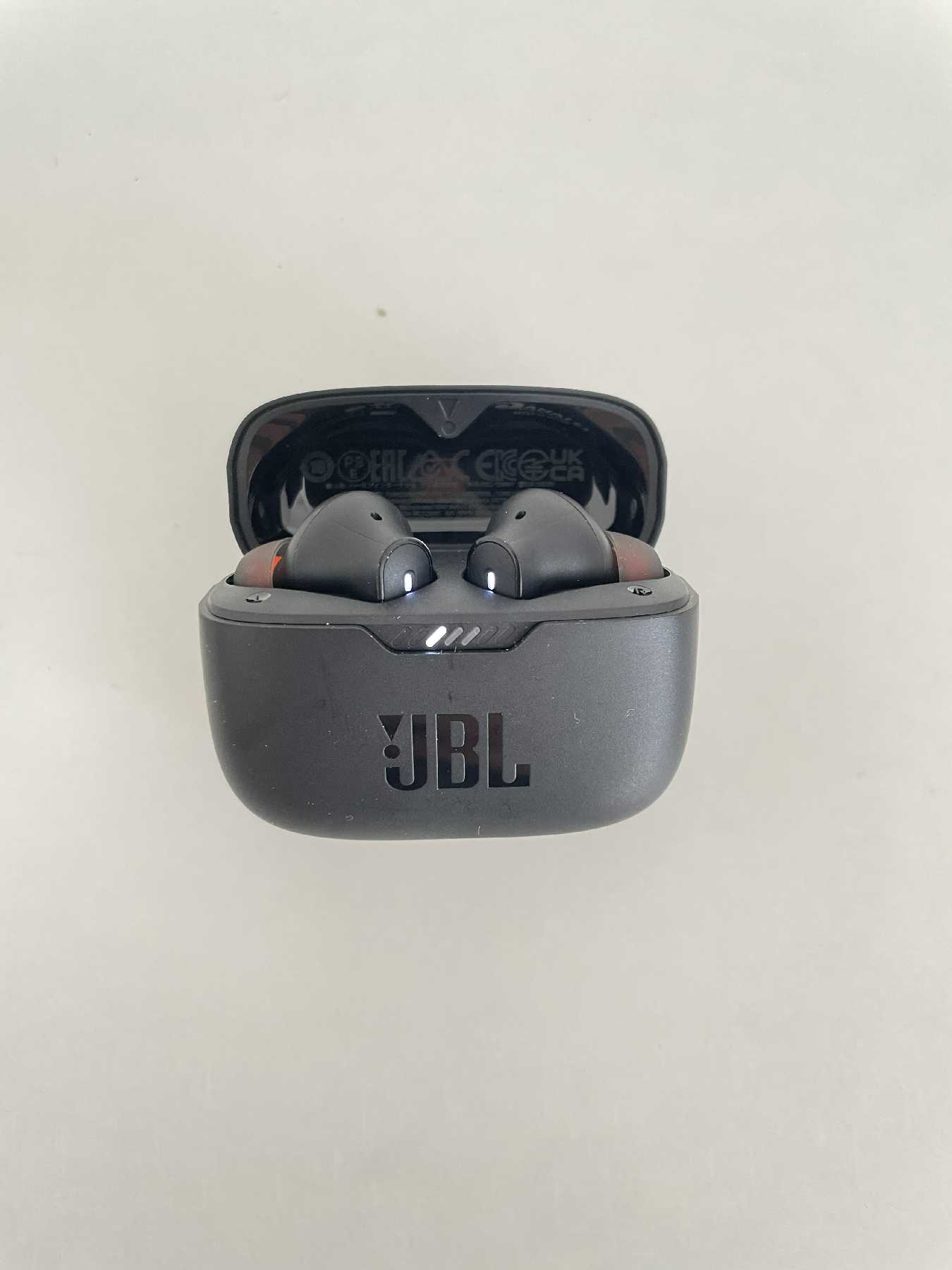 B186 JBL Tune 230 NC TWS Bezprzewodowe słuchawki douszne, Bluetooth, czysty dźwięk basowy JBL, wodoszczelne i z redukcją szumów, do 40 godzin autonomii, w kolorze czarnym czarny Pojedynczy Pojedynczy B186 JBL Tune 230 NC TWS Bezprzewodowe słuchawki douszne, Bluetooth, czysty dźwięk basowy JBL, wodoszczelne i z redukcją szumów, do 40 godzin autonomii, w kolorze czarnym czarny Pojedynczy Pojedynczy