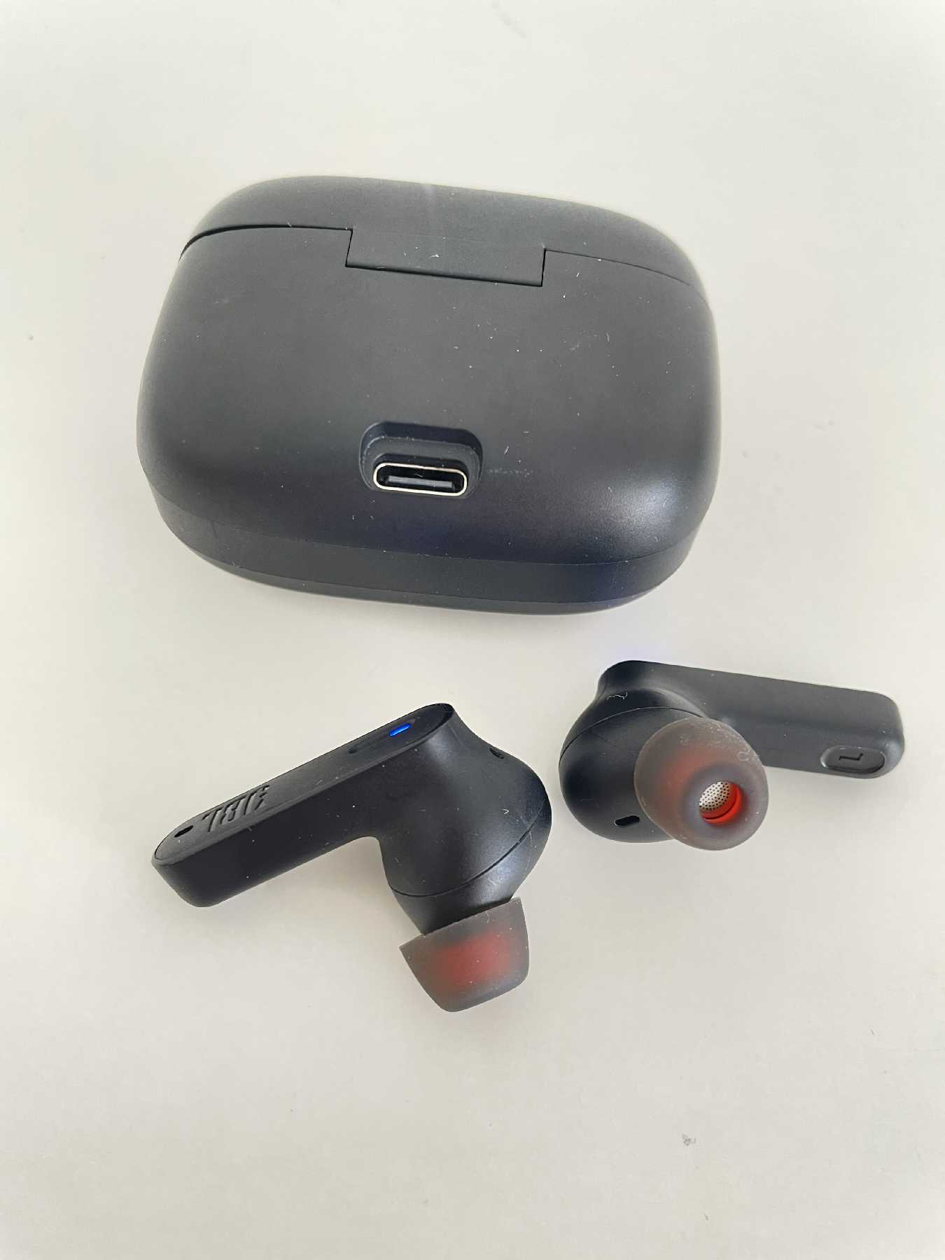 B186 JBL Tune 230 NC TWS Bezprzewodowe słuchawki douszne, Bluetooth, czysty dźwięk basowy JBL, wodoszczelne i z redukcją szumów, do 40 godzin autonomii, w kolorze czarnym czarny Pojedynczy Pojedynczy B186 JBL Tune 230 NC TWS Bezprzewodowe słuchawki douszne, Bluetooth, czysty dźwięk basowy JBL, wodoszczelne i z redukcją szumów, do 40 godzin autonomii, w kolorze czarnym czarny Pojedynczy Pojedynczy