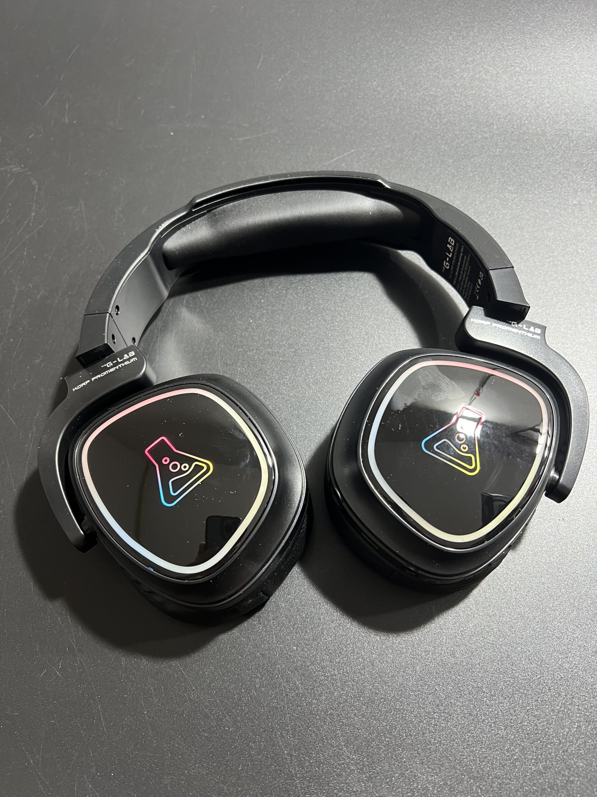 The G-LAB - Korp Promenthium - Bezprzewodowy zestaw słuchawkowy do gier do Ps4/Ps5/Pc - Bezprzewodowy zestaw słuchawkowy dla graczy o niskim opóźnieniu - Podświetlenie RGB - Wysokiej jakości dźwięk PATB 30 The G-LAB - Korp Promenthium - Bezprzewodowy zestaw słuchawkowy do gier do Ps4/Ps5/Pc - Bezprzewodowy zestaw słuchawkowy dla graczy o niskim opóźnieniu - Podświetlenie RGB - Wysokiej jakości dźwięk PATB 30