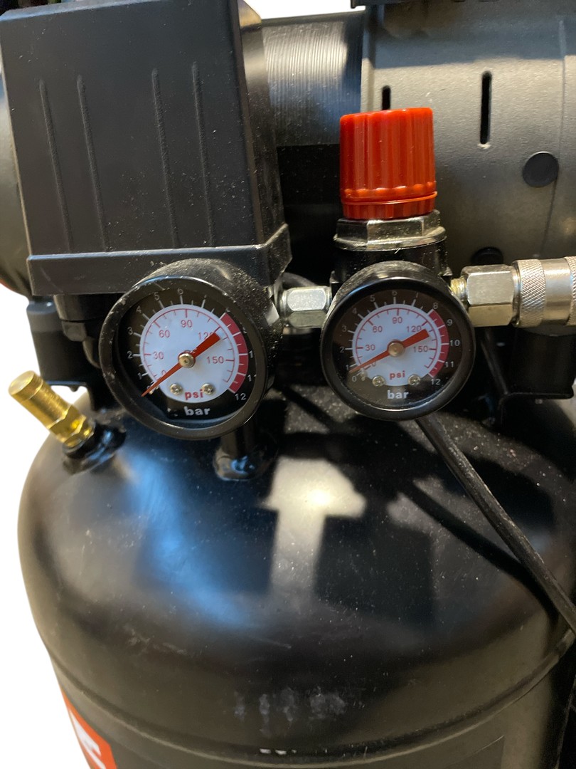 Einhell Sprężarka kompresor TE-AC 24 Silent (750 W, maks. 8 bar, zbiornik 24 l, moc ssania 135 l/min, prędkość obrotowa silnika 1450 minbezolejowy) - X275, MX12 Einhell Sprężarka kompresor TE-AC 24 Silent (750 W, maks. 8 bar, zbiornik 24 l, moc ssania 135 l/min, prędkość obrotowa silnika 1450 minbezolejowy) - X275, MX12